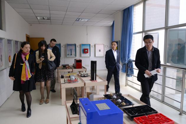 察看實(shí)驗(yàn)室2