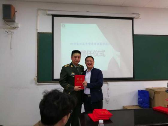 龍校長(zhǎng)給來(lái)自高校的外聘教師頒發(fā)聘書(shū)