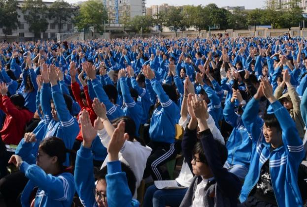 備受鼓舞的學(xué)子