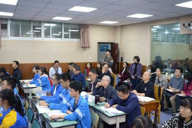 專心聽課的師生1