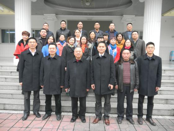 家長委員會成員和部分校領(lǐng)導(dǎo)合影