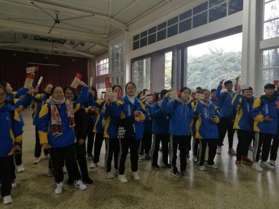 學(xué)生排隊領(lǐng)取門票