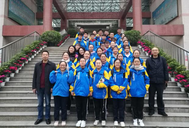 學(xué)生整裝出發(fā)