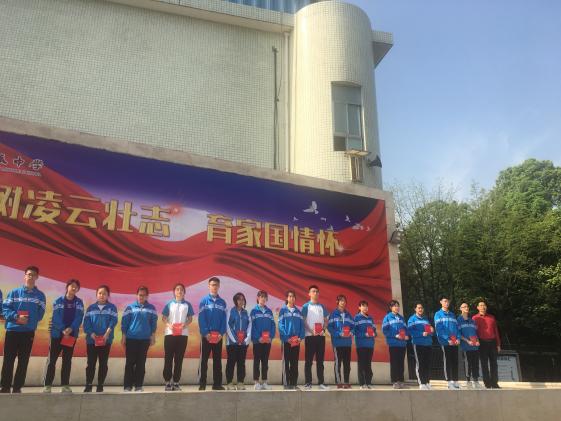 向書記和獲獎(jiǎng)學(xué)生合影留念