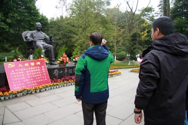 重溫并宣讀入黨誓詞