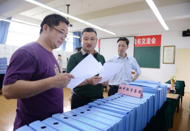 專家組成員認(rèn)真檢查匯報(bào)材料