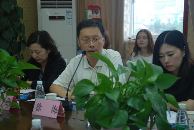 成都市教育局對外合作交流處副處長徐海發(fā)言