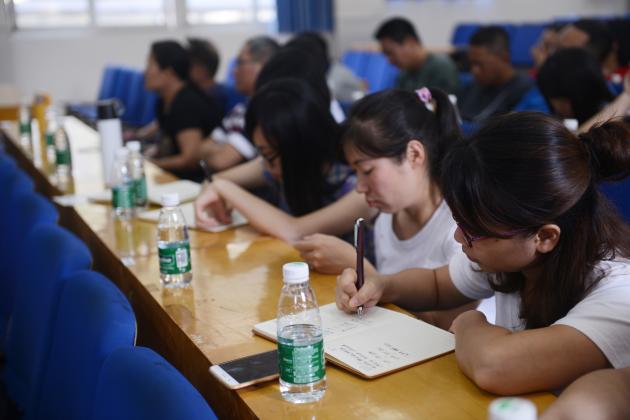 參訪老師認(rèn)真傾聽