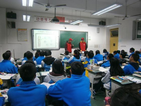 志愿者給同學們播放血液相關視頻