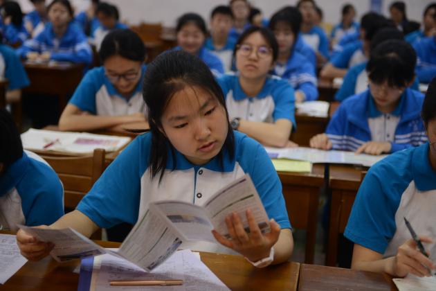 學(xué)生認(rèn)真看宣傳冊