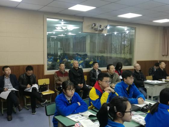 課堂上聚精會神的老師和學生一角