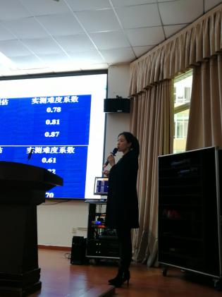 比賽現(xiàn)場覃梅老師解析