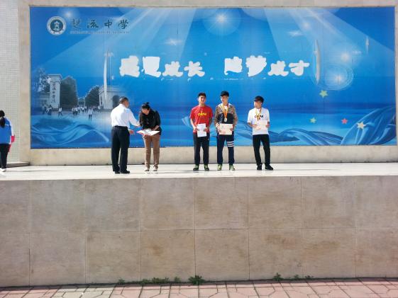 熊偉校長為唐俊美老師頒獎