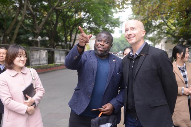 費(fèi)隆.格雷先生對(duì)雙中校園贊不絕口