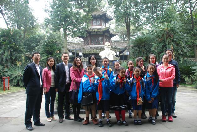 在鐘樓前合影留念