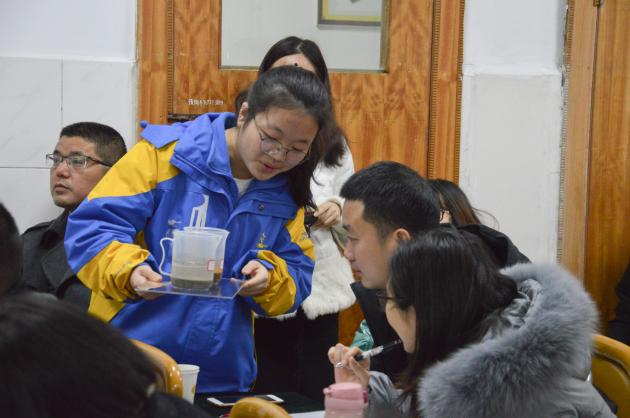 學生課堂展示匯報實驗結果1