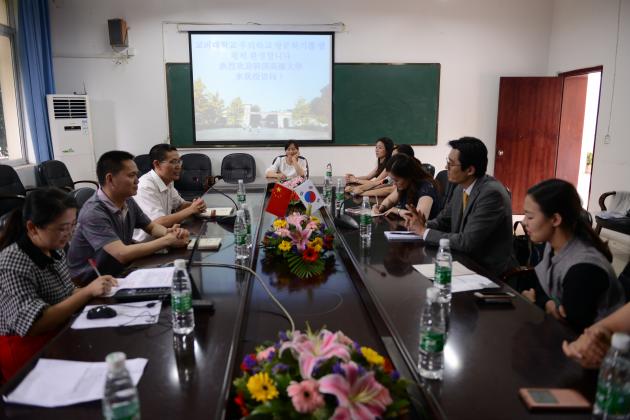 雙流中學(xué)黨總支副書(shū)記向發(fā)友致歡迎詞