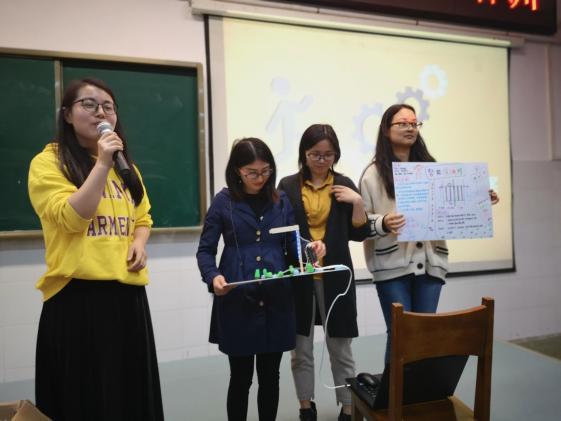 參培教師完成創(chuàng)意作品后做展示匯報