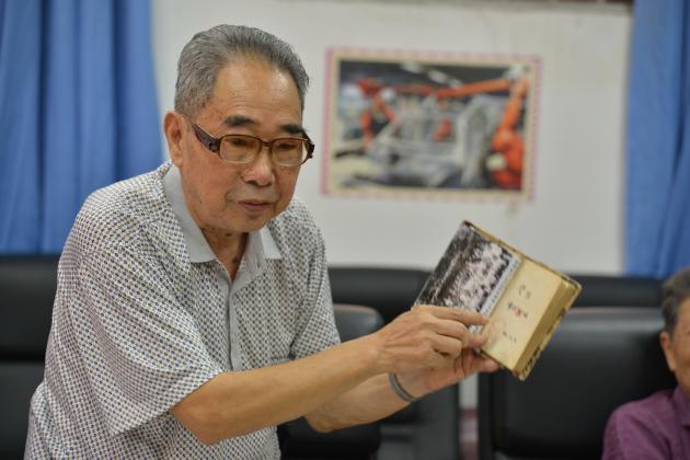 雙流中學(xué)校友胡德明展示珍貴筆記