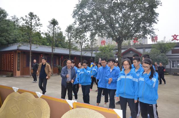 學(xué)生認(rèn)真聆聽(tīng)講解員講說(shuō)