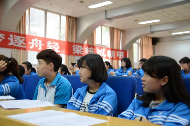 入團(tuán)積極分子認(rèn)真聆聽