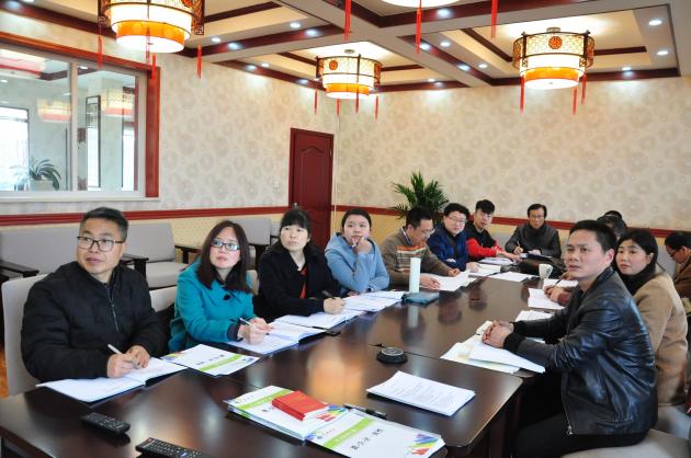 認(rèn)真觀看視頻的教師