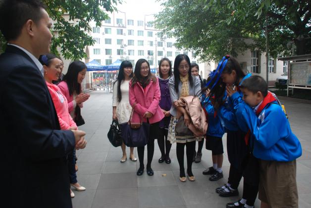 泰國小學生向雙流中學老師問好