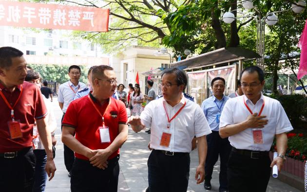 韓書記與龍校長深入交流