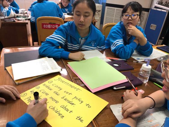 學(xué)生全神貫注，小組探究合作