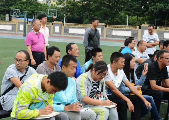 教師認(rèn)真觀看