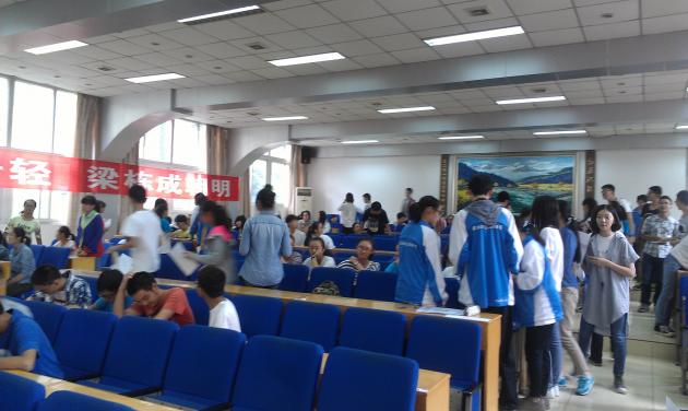 面試現(xiàn)場場面火爆