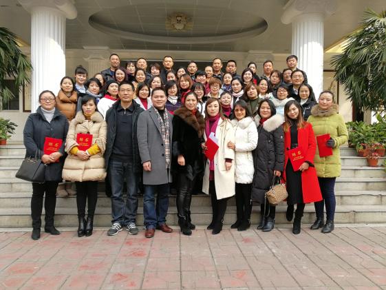 家委會(huì)成員與校領(lǐng)導(dǎo)在德馨樓前合影