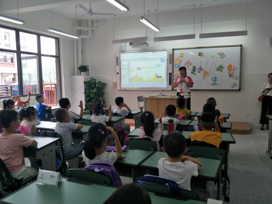 萬科工作人員來關心孩子們