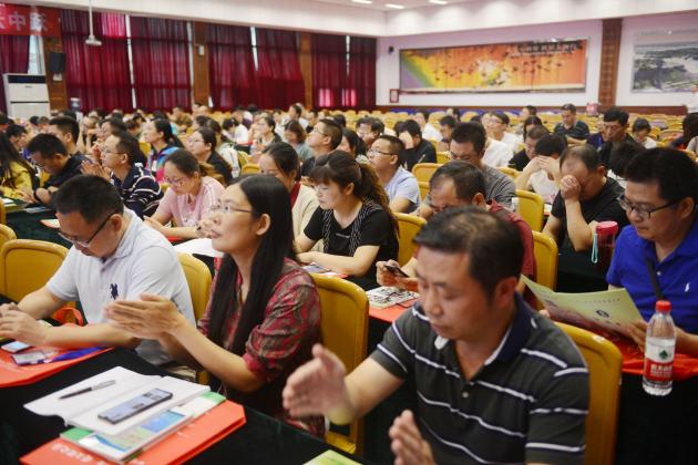 參會老師認(rèn)真聆聽