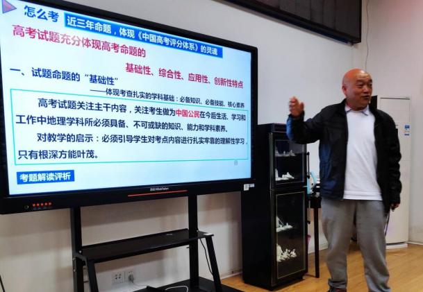 地理老師張華春賽前打磨