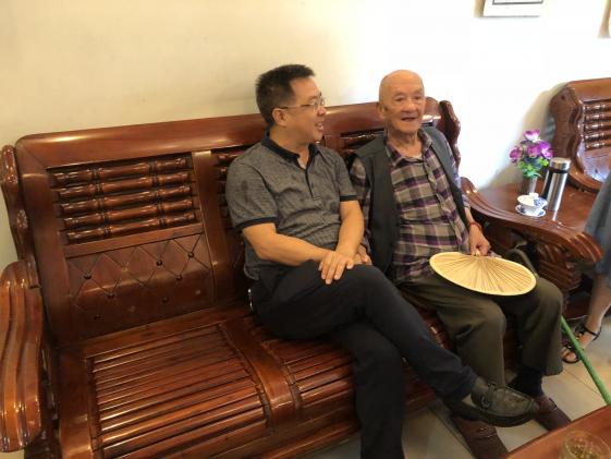 圖片2：龍校長(zhǎng)和陳老先生親切交談