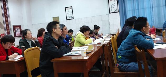 老師們認(rèn)真聆聽