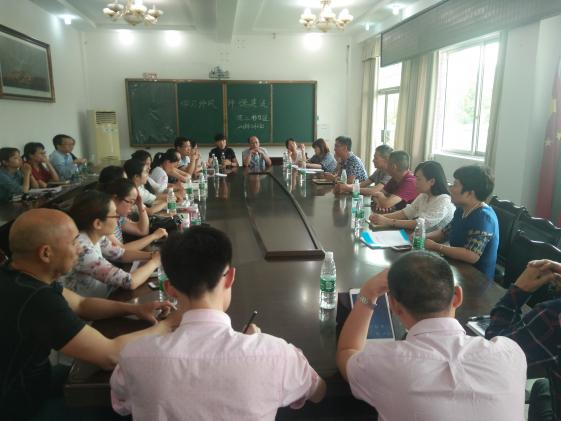 與富順二中老師進(jìn)行座談