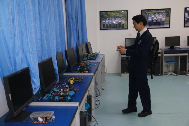 參觀機(jī)器人教室