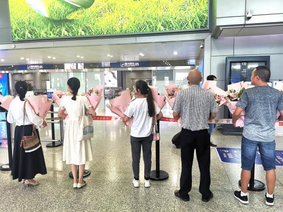 雙流中學老師們在機場航站樓等候散插生的到來.