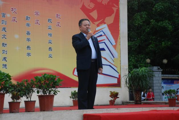 熊偉校長寄語高三學(xué)子