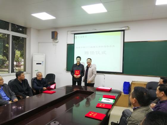 龍校長給胡林森老師頒發(fā)聘書