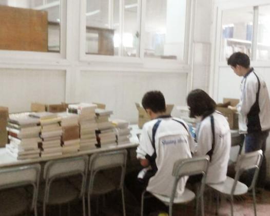 高2011級(jí)學(xué)生捐書