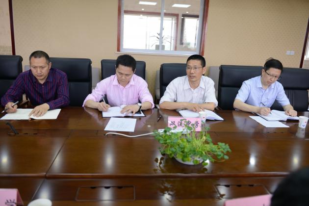 雙流中學(xué)向書記發(fā)言