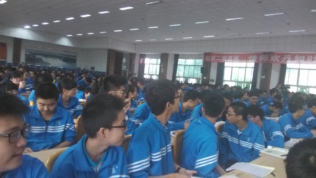 學(xué)生熱烈討論