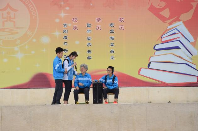 高一15班同學(xué)國(guó)旗下展示2