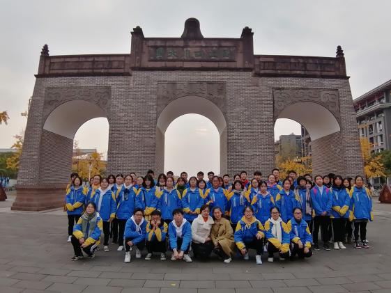 同學(xué)們合影留念