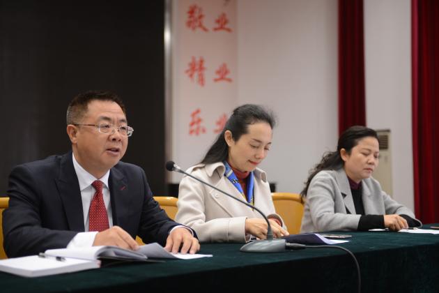 雙流中學黨總支書記、校長龍清明發(fā)言