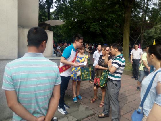 學(xué)生志愿者熱情服務(wù)二