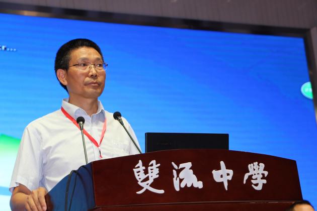 雙流中學(xué)黨總支副書(shū)記向發(fā)友主持此次大會(huì)